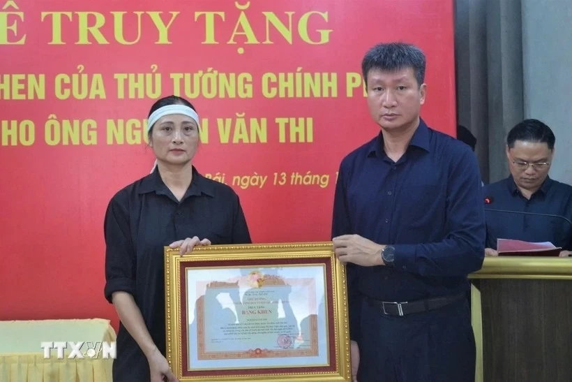 Chủ tịch UBND tỉnh Yên Bái Trần Huy Tuấn trao Bằng khen của Thủ tướng Chính phủ cho đại diện gia đình ông Nguyễn Văn Thi. (Ảnh: TTXVN phát) Chủ tịch UBND tỉnh Yên Bái Trần Huy Tuấn trao Bằng khen của Thủ tướng Chính phủ cho đại diện gia đình ông Nguyễn Văn Thi. (Ảnh: TTXVN phát)