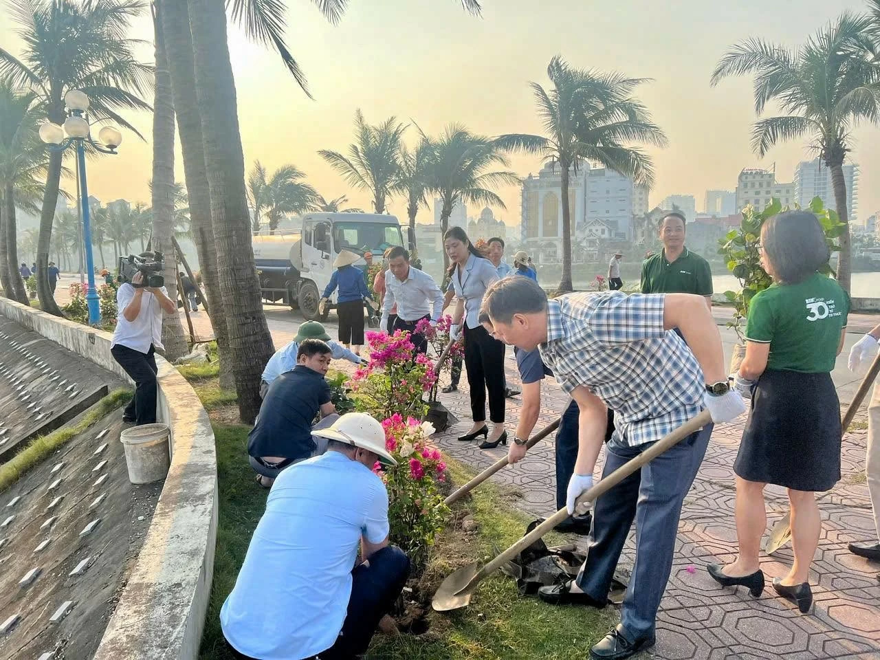 Thành đoàn Hạ Long ra quân trồng hoa tại khu vực Hồ điều hoá Yết Kiêu Hơn 300 đoàn viên, thanh niên TP. Hạ Long ra quân trồng hoa, vệ sinh môi trường