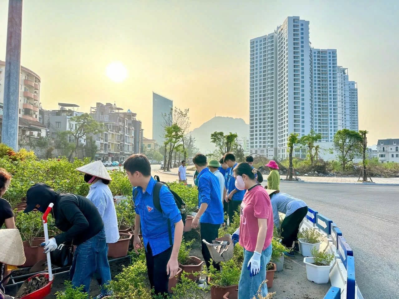 Thành đoàn Hạ Long ra quân trồng hoa tại khu vực Hồ điều hoá Yết Kiêu Hơn 300 đoàn viên, thanh niên TP. Hạ Long ra quân trồng hoa, vệ sinh môi trường