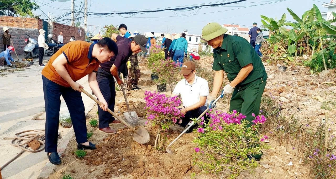 Thành đoàn Hạ Long ra quân trồng hoa tại khu vực Hồ điều hoá Yết Kiêu Hơn 300 đoàn viên, thanh niên TP. Hạ Long ra quân trồng hoa, vệ sinh môi trường