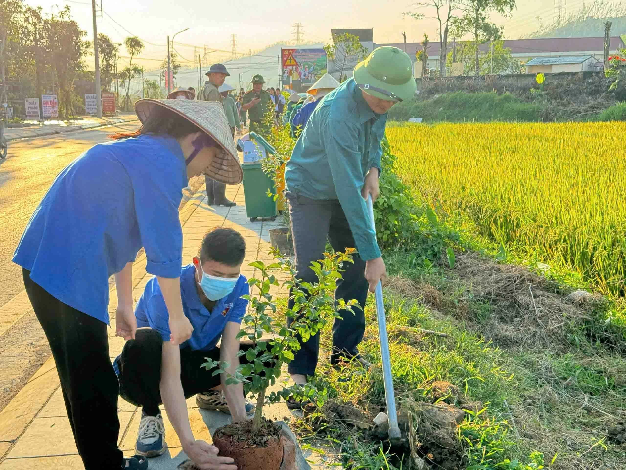 Thành đoàn Hạ Long ra quân trồng hoa tại khu vực Hồ điều hoá Yết Kiêu Hơn 300 đoàn viên, thanh niên TP. Hạ Long ra quân trồng hoa, vệ sinh môi trường