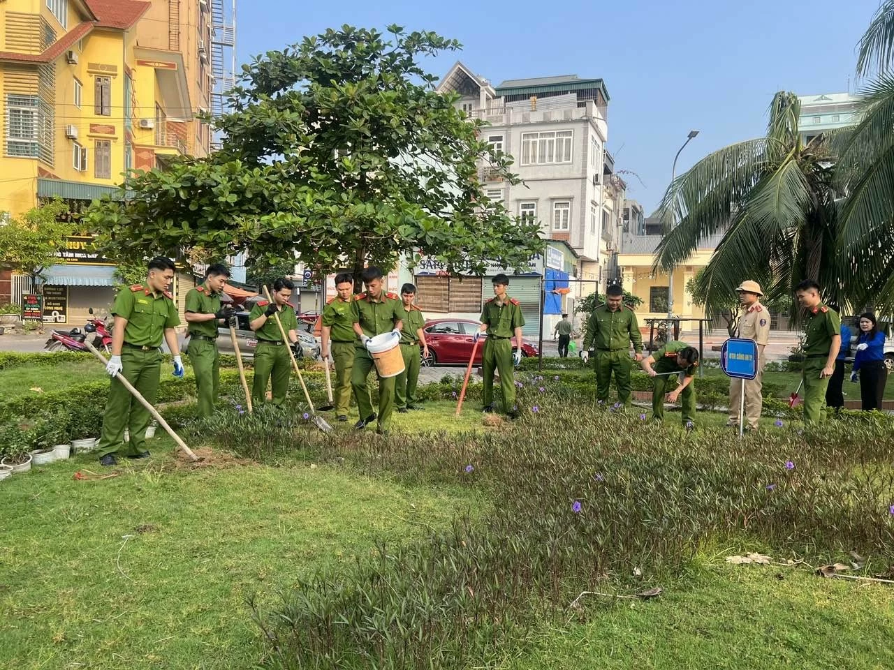 Phát huy sức trẻ, tinh thần tình nguyện của thanh niên, hoạt động trồng và chăm sóc cây xanh hứa hẹn mang đến một diện mạo mới cho đô thị thành phố sau cơn bão số 3. Phát huy sức trẻ, tinh thần tình nguyện của thanh niên, hoạt động trồng và chăm sóc cây xanh hứa hẹn mang đến một diện mạo mới cho đô thị thành phố sau cơn bão số 3.