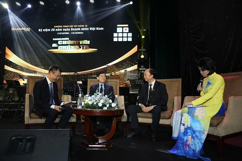 Giao lưu với các doanh nhân, ông Johnathan Hạnh Nguyễn, Chủ tịch IPPG và ông Nguyễn Đình Thắng Chủ tịch HĐTV công ty TNHH công nghệ Hồng Cơ. Giao lưu với các doanh nhân, ông Johnathan Hạnh Nguyễn, Chủ tịch IPPG và ông Nguyễn Đình Thắng Chủ tịch HĐTV công ty TNHH công nghệ Hồng Cơ.