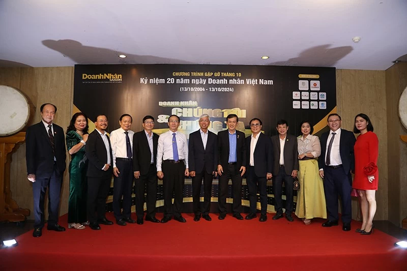 Lãnh đạo TP.HCM chụp hình kỷ niệm với các doanh nhân. Lãnh đạo TP.HCM chụp hình kỷ niệm với các doanh nhân.