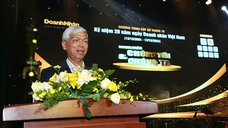 Ông Võ Văn Hoan - Phó Chủ tịch UBND TP. HCM gửi tới các doanh nhân sức khoẻ, hạnh phúc và dành được nhiều thành công hơn, vững tin để vượt qua thách thức, tiếp tục cống hiến cho nhân dân, đất nước. Ông Võ Văn Hoan - Phó Chủ tịch UBND TP. HCM gửi tới các doanh nhân sức khoẻ, hạnh phúc và dành được nhiều thành công hơn, vững tin để vượt qua thách thức, tiếp tục cống hiến cho nhân dân, đất nước.