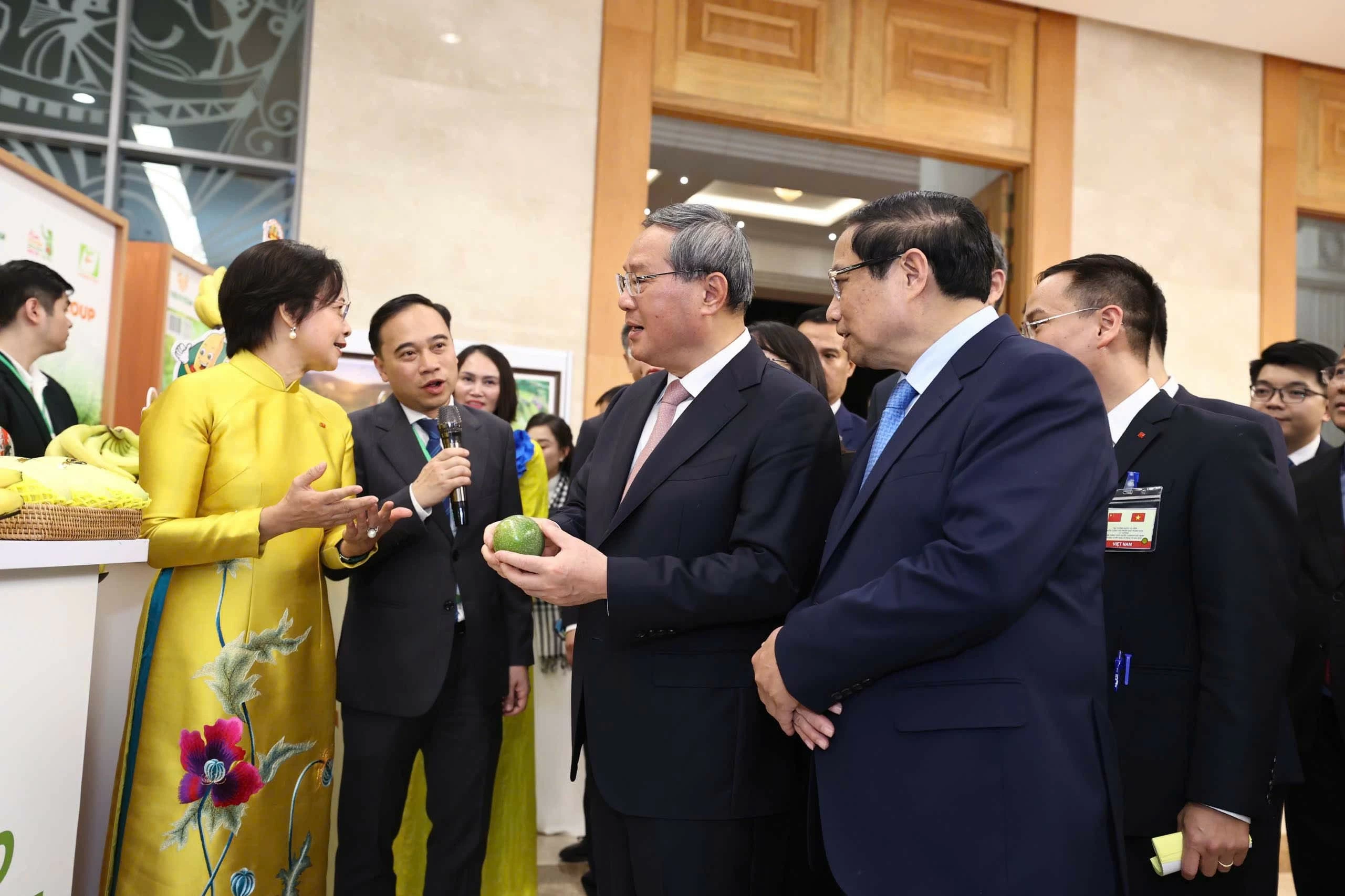 Hai Thủ tướng tham quan trưng bày một số sản phẩm nông nghiệp đặc sắc của Việt Nam xuất khẩu sang Trung Quốc. (Ảnh: Phạm Hải) Hai Thủ tướng tham quan trưng bày một số sản phẩm nông nghiệp đặc sắc của Việt Nam xuất khẩu sang Trung Quốc. (Ảnh: Phạm Hải)
