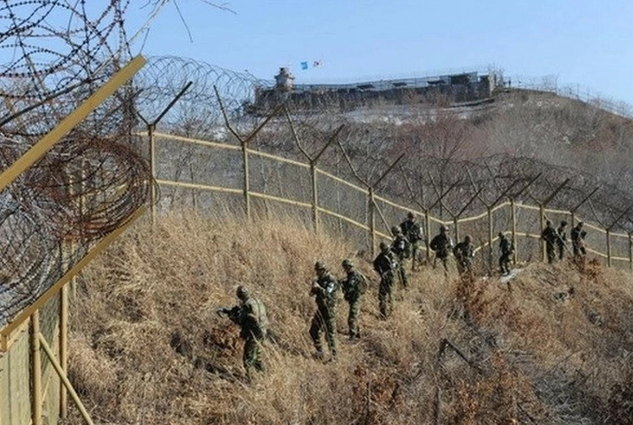 Bán đảo Triều Tiên liên tục 'tăng nhiệt', pháo binh Bình Nhưỡng gần biên giới với Seoul sẵn sàng khai hỏa Bán đảo Triều Tiên liên tục 'tăng nhiệt', pháo binh Bình Nhưỡng gần biên giới với Seoul sẵn sàng khai hỏa