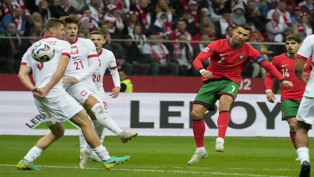 Ronaldo cân bằng kỷ lục chiến thắng quốc tế của Ramos Ronaldo cân bằng kỷ lục chiến thắng quốc tế của Ramos