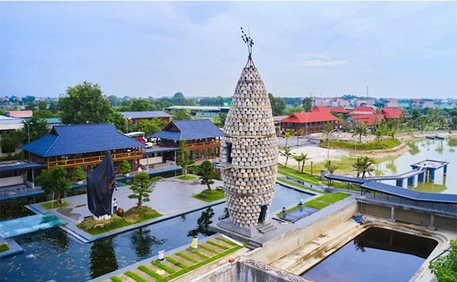 Toàn cảnh tháp Thần Nông trong khuôn viên Khu sinh thái Đông Đô Village. Toàn cảnh tháp Thần Nông trong khuôn viên Khu sinh thái Đông Đô Village.