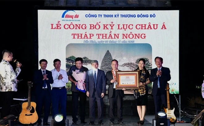 Ban tổ chức trao chứng nhận Kỷ lục châu Á Tháp Thần Nông cho ông Trần Văn Toản - Chủ tịch HĐTV Công ty TNHH Kỹ thương Đông Đô. Ban tổ chức trao chứng nhận Kỷ lục châu Á Tháp Thần Nông cho ông Trần Văn Toản - Chủ tịch HĐTV Công ty TNHH Kỹ thương Đông Đô.