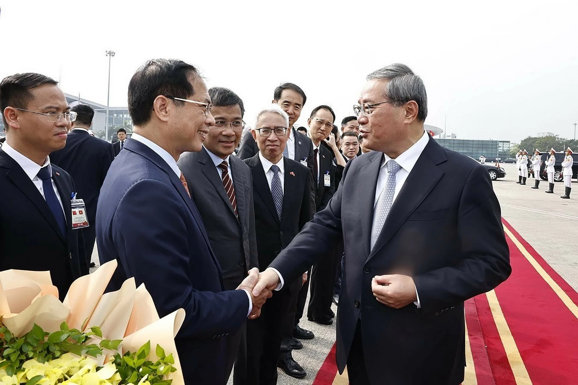 Phó Thủ tướng, Bộ trưởng Ngoại giao Bùi Thanh Sơn tiễn Thủ tướng Trung Quốc Lý Cường tại Sân bay Quốc tế Nội Bài. (Nguồn: TTXVN) Phó Thủ tướng, Bộ trưởng Ngoại giao Bùi Thanh Sơn tiễn Thủ tướng Trung Quốc Lý Cường tại Sân bay Quốc tế Nội Bài. (Nguồn: TTXVN)