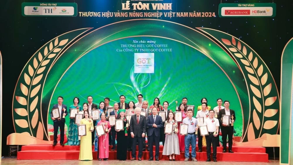 Tôn vinh 88 Thương hiệu Vàng nông nghiệp Việt Nam năm 2024 Vinh danh 88 Thương hiệu Vàng nông nghiệp Việt Nam năm 2024