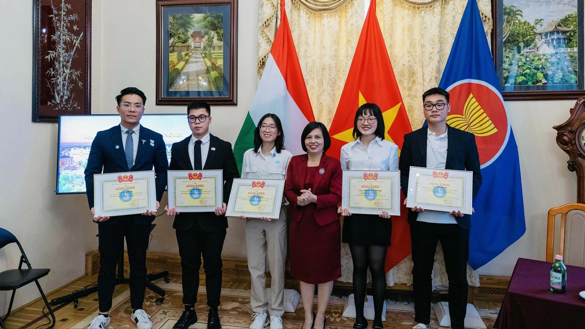Đại sứ quán Việt Nam tại Hungary tổ chức gặp mặt tân sinh viên năm học 2024-2025