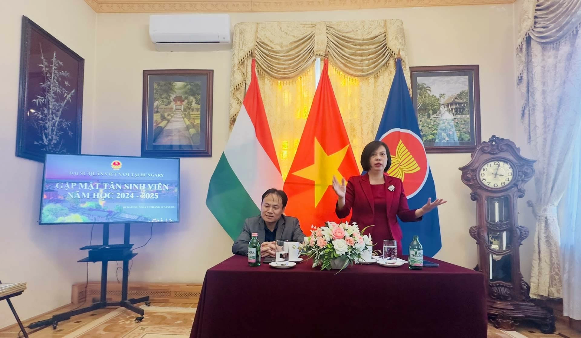 Đại sứ quán Việt Nam tại Hungary tổ chức gặp mặt tân sinh viên năm học 2024-2025