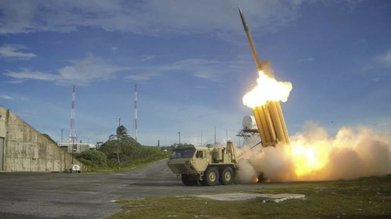 Mỹ phóng một máy bay đánh chặn Phòng thủ Khu vực Độ cao Nhà ga (THAAD) được phóng lên. (Nguồn: Reuters) 