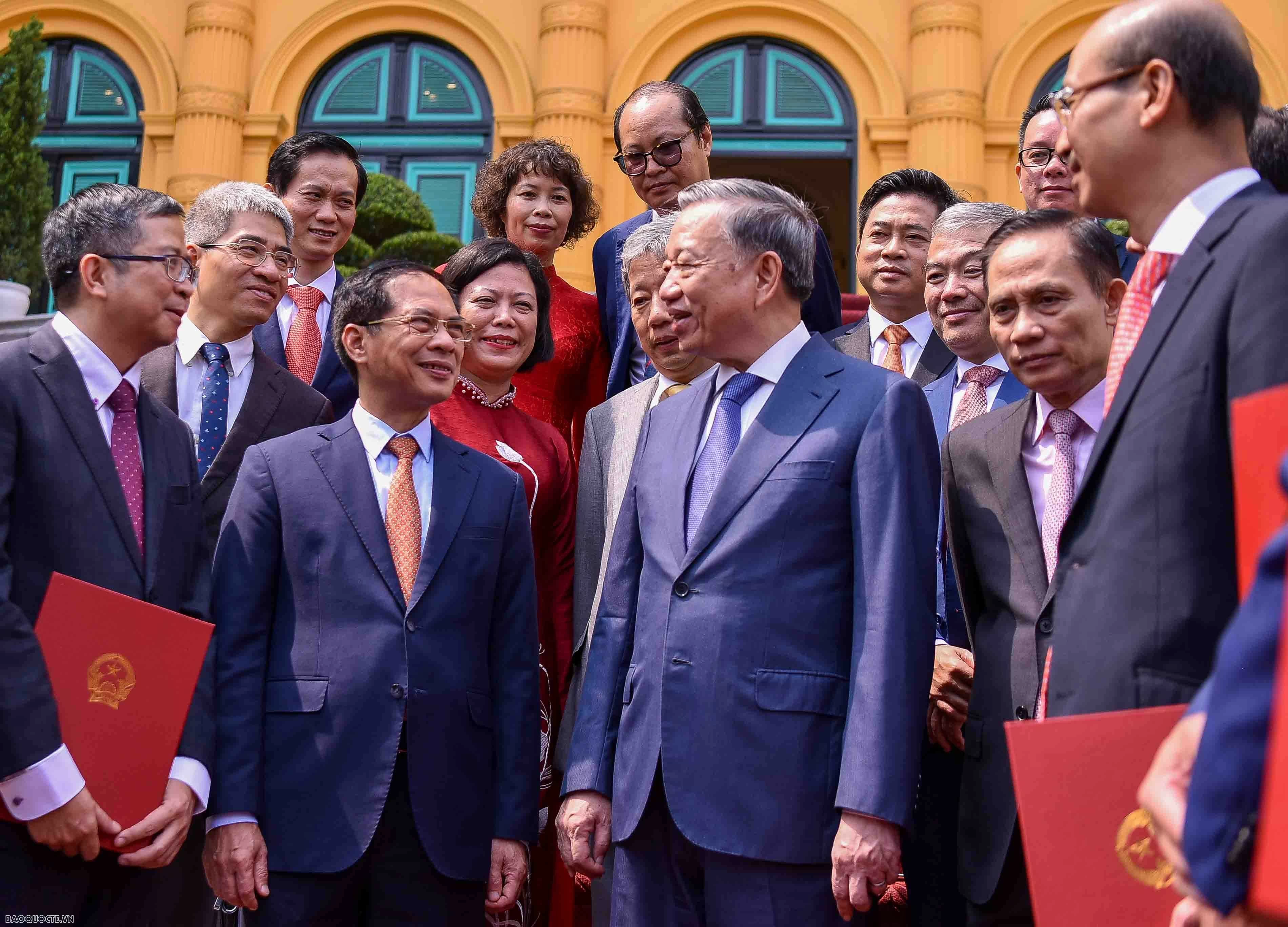Phát huy tinh thần ngoại giao thời đại mới, đưa đất nước tiến vào kỷ nguyên mới Tổng Bí thư, Chủ tịch nước Tô Lâm: Phát huy tinh thần ngoại giao thời đại mới, đưa đất nước tiến vào kỷ nguyên mới