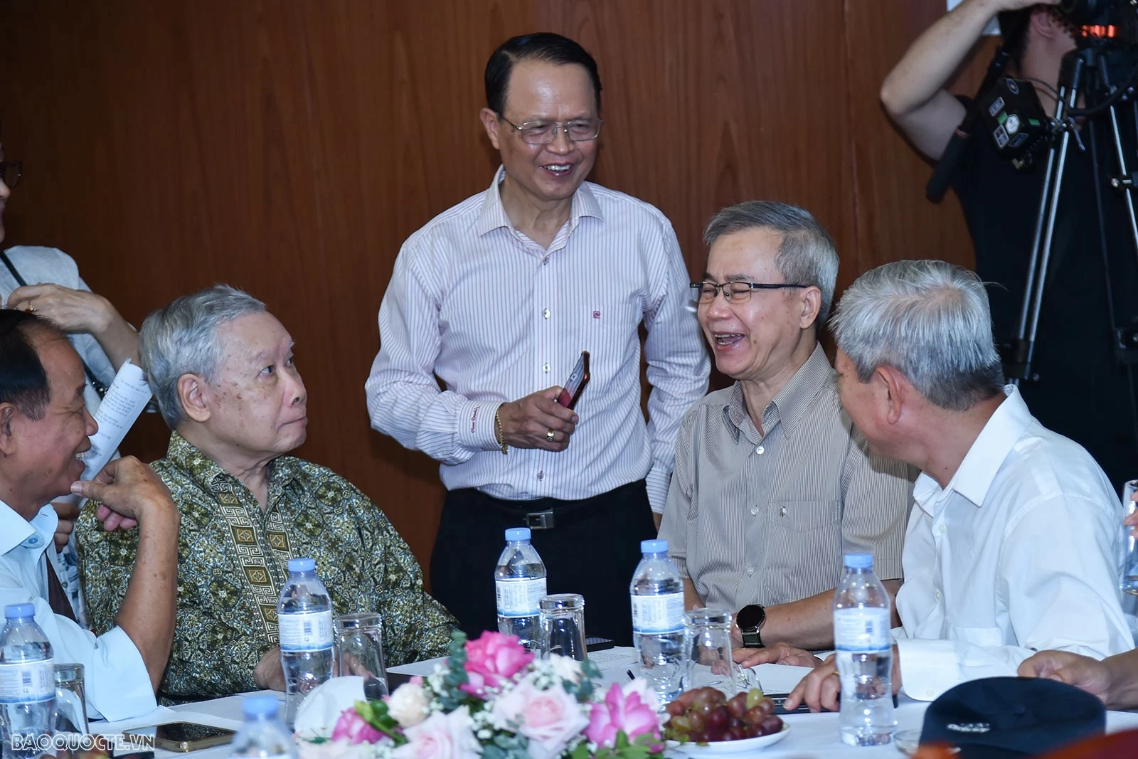 Cán bộ làm công tác Ngoại giao kinh tế tiếp tục nuôi dưỡng đam mê, ấp ủ hoài bão, thắp sáng nhiệt huyết, ra sức thi đua, xây dựng nước Việt Nam phồn v Cán bộ làm công tác Ngoại giao kinh tế tiếp tục nuôi dưỡng đam mê, ấp ủ hoài bão, thắp sáng nhiệt huyết, ra sức thi đua, xây dựng nước Việt Nam phồn v