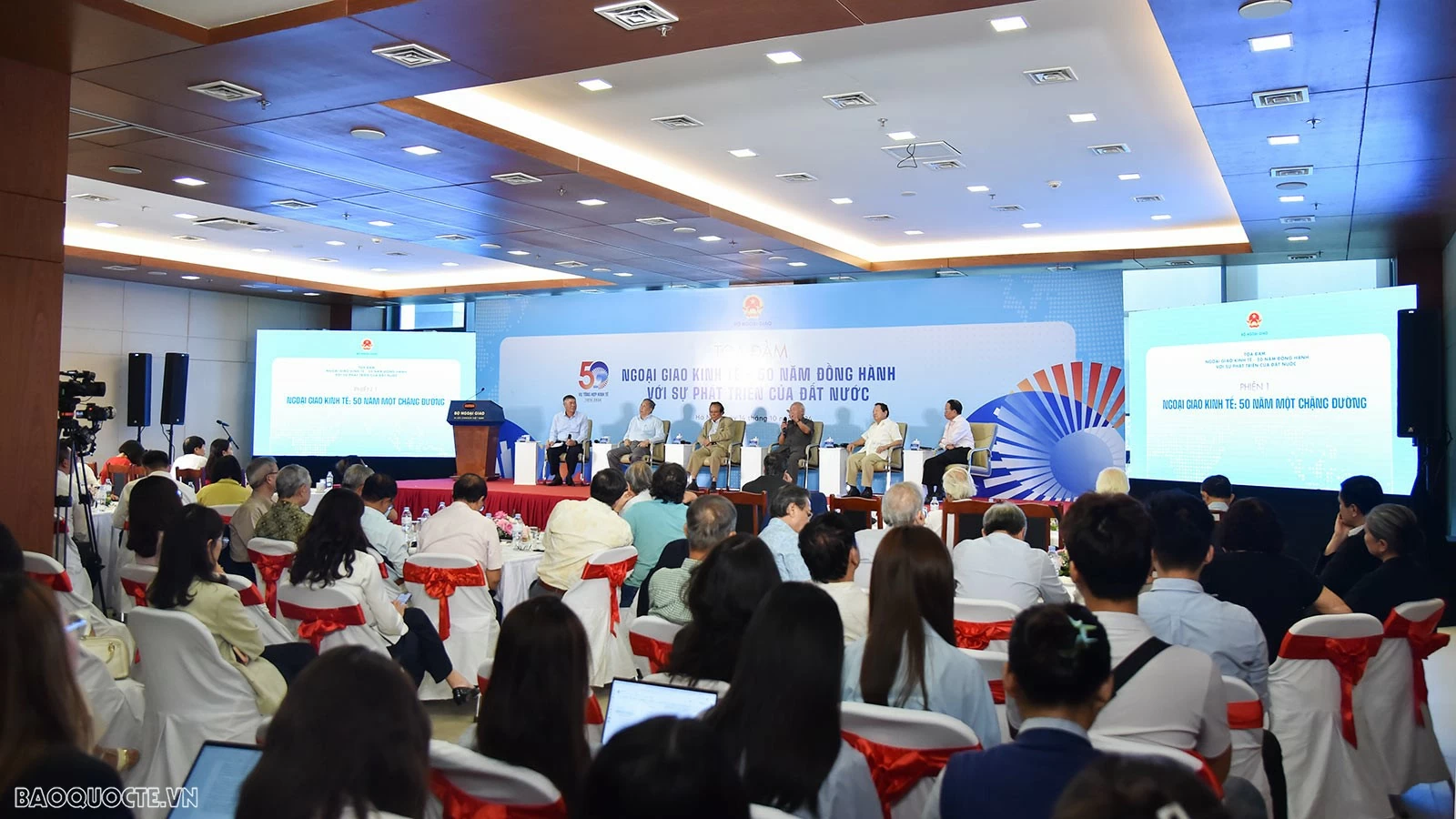 Ngoại giao kinh tế - Nhìn lại hành trình 50 năm đồng hành với sự phát triển của đất nước Ngoại giao kinh tế - Nhìn lại hành trình 50 năm đồng hành với sự phát triển của đất nước