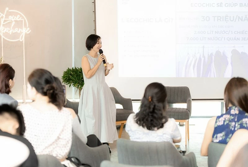 Bà Thảo Trần – Nhà sáng lập be STYLE be YOU đang trình bày về những con số ảnh hưởng đến môi trường và kinh tế của thời trang nhanh Bà Thảo Trần – Nhà sáng lập be STYLE be YOU đang trình bày về những con số ảnh hưởng đến môi trường và kinh tế của thời trang nhanh