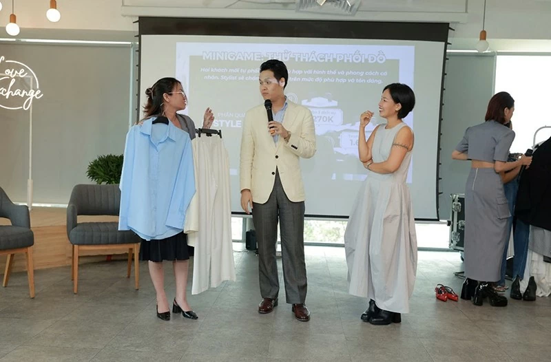 Khách mời tham gia cuộc thi tự phối trang phục theo màu sắc cá nhân Khách mời tham gia cuộc thi tự phối trang phục theo màu sắc cá nhân