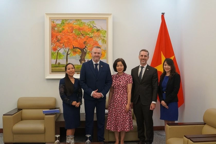 Thông điệp về hợp tác, tạo ra xã hội an toàn hơn cho phụ nữ và trẻ em gái Việt Nam Thông điệp về hợp tác, tạo ra xã hội an toàn hơn cho phụ nữ và trẻ em gái Việt Nam