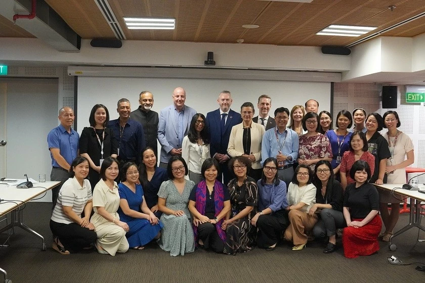 Thông điệp về hợp tác, tạo ra xã hội an toàn hơn cho phụ nữ và trẻ em gái Việt Nam Thông điệp về hợp tác, tạo ra xã hội an toàn hơn cho phụ nữ và trẻ em gái Việt Nam