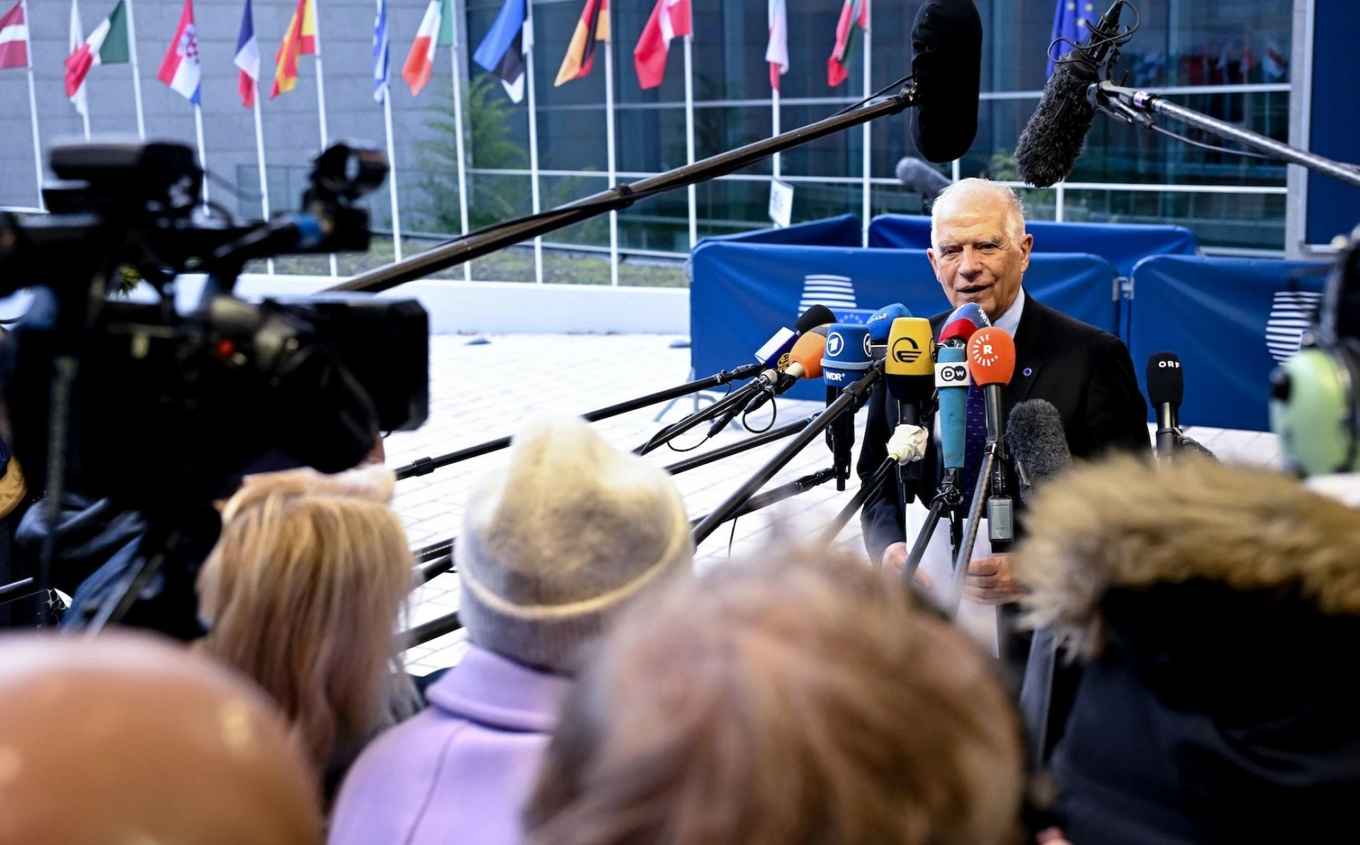 EU bất đồng về Quỹ hỗ trợ Ukraine, khen Nga lách trừng phạt tốt, thừa nhận 'mục tiêu xa vời' khi muốn tìm kiếm 'khế ước' bằng vũ lực EU bất đồng về Quỹ hỗ trợ Ukraine, khen Nga lách trừng phạt tốt, thừa nhận 'mục tiêu xa vời' khi muốn tìm kiếm 'khế ước' bằng vũ lực