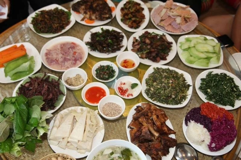 Đến với bản Vàng Pheo, du khách được thưởng thức những món ăn mang đậm bản sắc dân tộc Thái. (Ảnh: N.Minh) Đến với bản Vàng Pheo, du khách được thưởng thức những món ăn mang đậm bản sắc dân tộc Thái. (Ảnh: N.Minh)