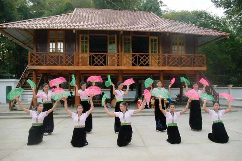 Đội văn nghệ bản Vàng Pheo trình diễn một tiết mục văn nghệ truyền thống. (Ảnh: N.Minh) Đội văn nghệ bản Vàng Pheo trình diễn một tiết mục văn nghệ truyền thống. (Ảnh: N.Minh)