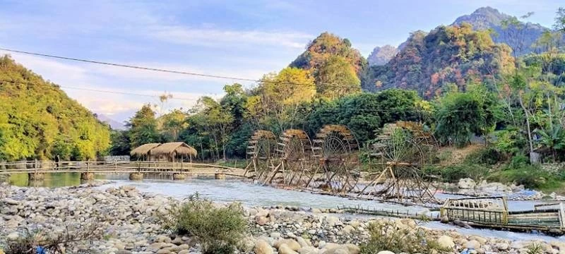 Bản Vàng Pheo nằm ngay bên núi Phu Nhọ Khọ, nơi giao thoa giữa hai dòng suối Nậm So và Nậm Lùm. (Ảnh: N.Minh) Bản Vàng Pheo nằm ngay bên núi Phu Nhọ Khọ, nơi giao thoa giữa hai dòng suối Nậm So và Nậm Lùm. (Ảnh: N.Minh)