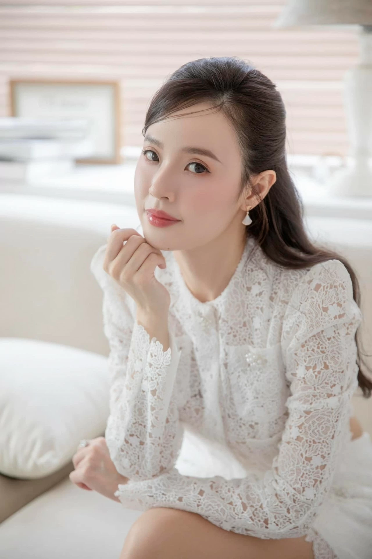 Midu Xao xuyến trước vẻ đẹp 'trong veo' của diễn viên Midu