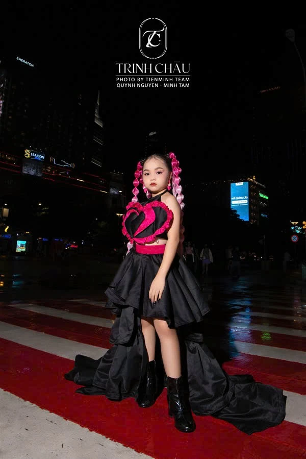 Hình ảnh mới lạ của mẫu nhí Suri Bảo Trân tại District 1 Midnight Run 2024 Hình ảnh mới lạ của mẫu nhí Suri Bảo Trân tại District 1 Midnight Run 2024