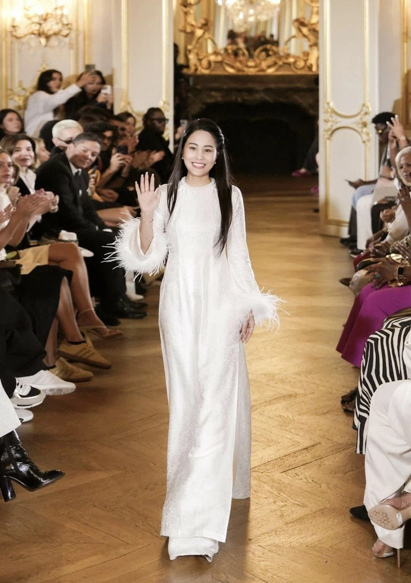 NTK Ngô Diễm Hương trong tà áo dài Việt Nam tại Paris Fashion Week NTK Ngô Diễm Hương trong tà áo dài Việt Nam tại Paris Fashion Week