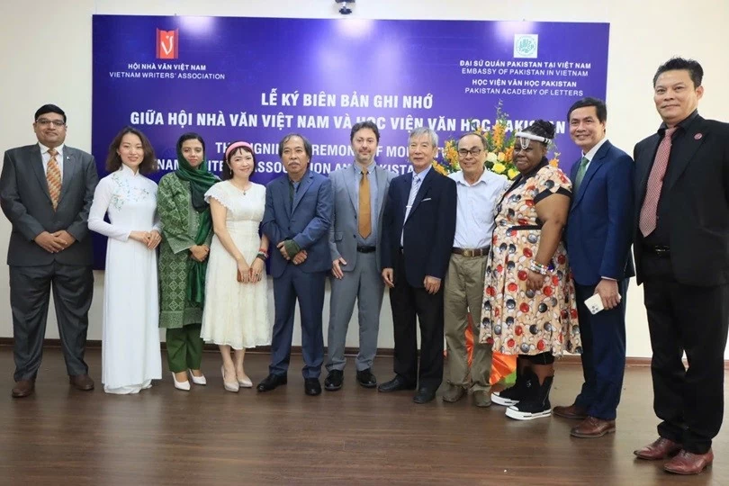 Đại diện Hội Nhà văn Việt Nam và Viện Văn học Pakistan ký kết Biên bản ghi nhớ hợp tác Đại diện Hội Nhà văn Việt Nam và Viện Văn học Pakistan ký kết Biên bản ghi nhớ hợp tác
