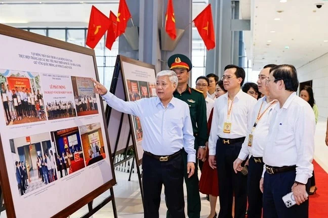 Chủ tịch Ủy ban trung ương Mặt trận Tổ quốc Việt Nam Đỗ Văn Chiến kiểm tra công tác chuẩn bị đại hội tại khu vực triển lãm ảnh. (Ảnh: Mặt trận Tổ quốc Việt Nam) Chủ tịch Ủy ban trung ương Mặt trận Tổ quốc Việt Nam Đỗ Văn Chiến kiểm tra công tác chuẩn bị đại hội tại khu vực triển lãm ảnh. (Ảnh: Mặt trận Tổ quốc Việt Nam)