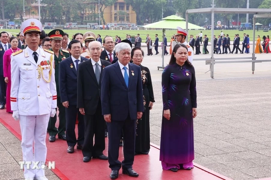 Đoàn đại biểu dự Đại hội toàn quốc Mặt trận Tổ quốc Việt Nam vào Lăng viếng Bác Đoàn đại biểu dự Đại hội toàn quốc Mặt trận Tổ quốc Việt Nam vào Lăng viếng Bác