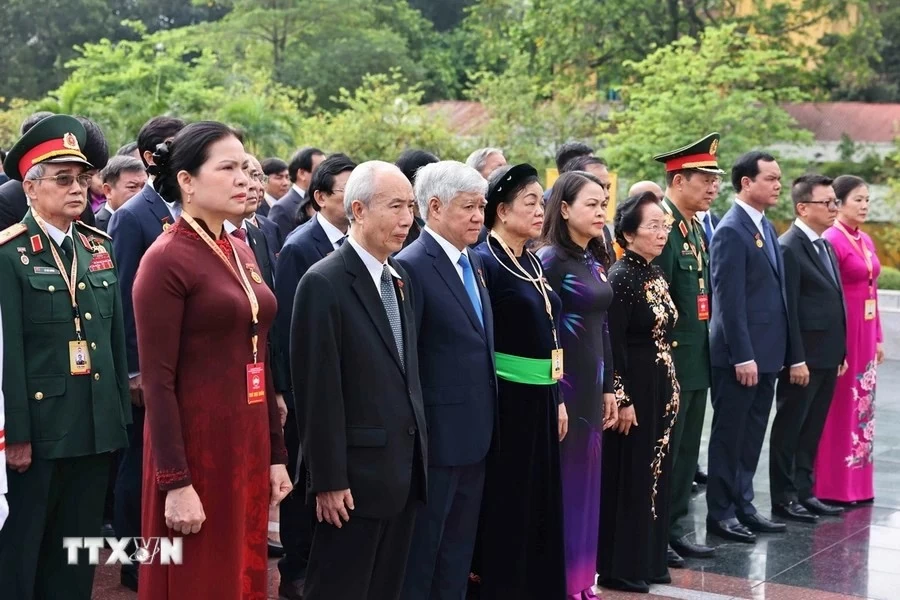 Đoàn đại biểu dự Đại hội toàn quốc Mặt trận Tổ quốc Việt Nam vào Lăng viếng Bác Đoàn đại biểu dự Đại hội toàn quốc Mặt trận Tổ quốc Việt Nam vào Lăng viếng Bác