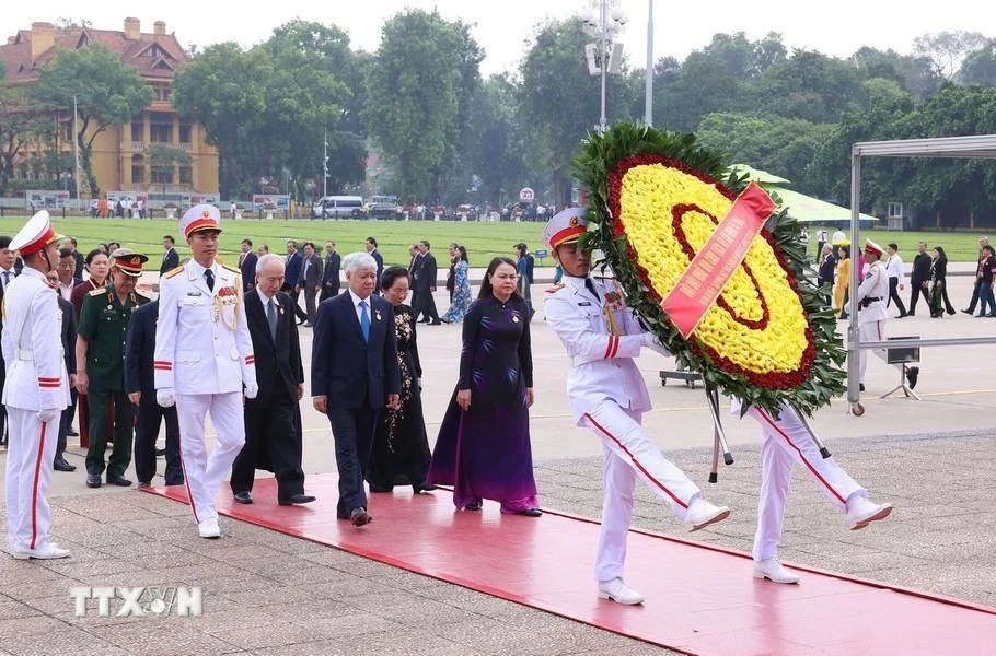 Đoàn đại biểu dự Đại hội toàn quốc Mặt trận Tổ quốc Việt Nam vào Lăng viếng Bác Đoàn đại biểu dự Đại hội toàn quốc Mặt trận Tổ quốc Việt Nam vào Lăng viếng Bác