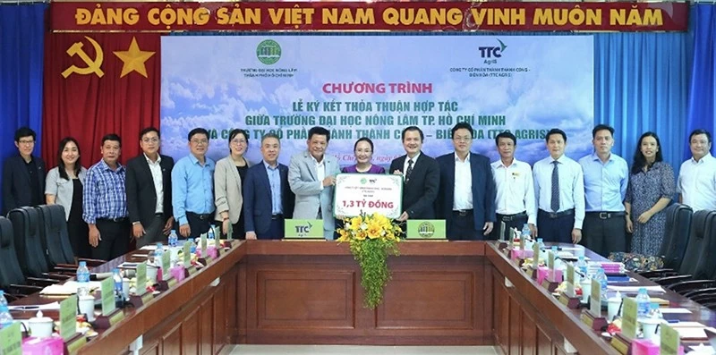 TTC AgriS đồng hành cùng Đại Học Nông Lâm TP. HCM trong các hoạt động vì sự nghiệp giáo dục và nền nông nghiệp Việt Nam bền vững TTC AgriS đồng hành cùng Đại Học Nông Lâm TP. HCM trong các hoạt động vì sự nghiệp giáo dục và nền nông nghiệp Việt Nam bền vững
