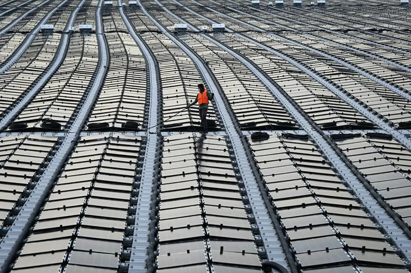 Một trang trại điện mặt trời nổi ngoài khơi bờ biển phía bắc Singapore vào ngày 22 tháng 1 năm 2021. Với các trung tâm dữ liệu khổng lồ sẽ thúc đẩy nhu cầu năng lượng vốn đã quá lớn, Singapore đang hướng đến các sa mạc của Úc và rừng mưa nhiệt đới của Malaysia để tìm kiếm nguồn năng lượng sạch. Ảnh: AFP Một trang trại điện mặt trời nổi ngoài khơi bờ biển phía bắc Singapore vào ngày 22 tháng 1 năm 2021. Với các trung tâm dữ liệu khổng lồ sẽ thúc đẩy nhu cầu năng lượng vốn đã quá lớn, Singapore đang hướng đến các sa mạc của Úc và rừng mưa nhiệt đới của Malaysia để tìm kiếm nguồn năng lượng sạch. Ảnh: AFP