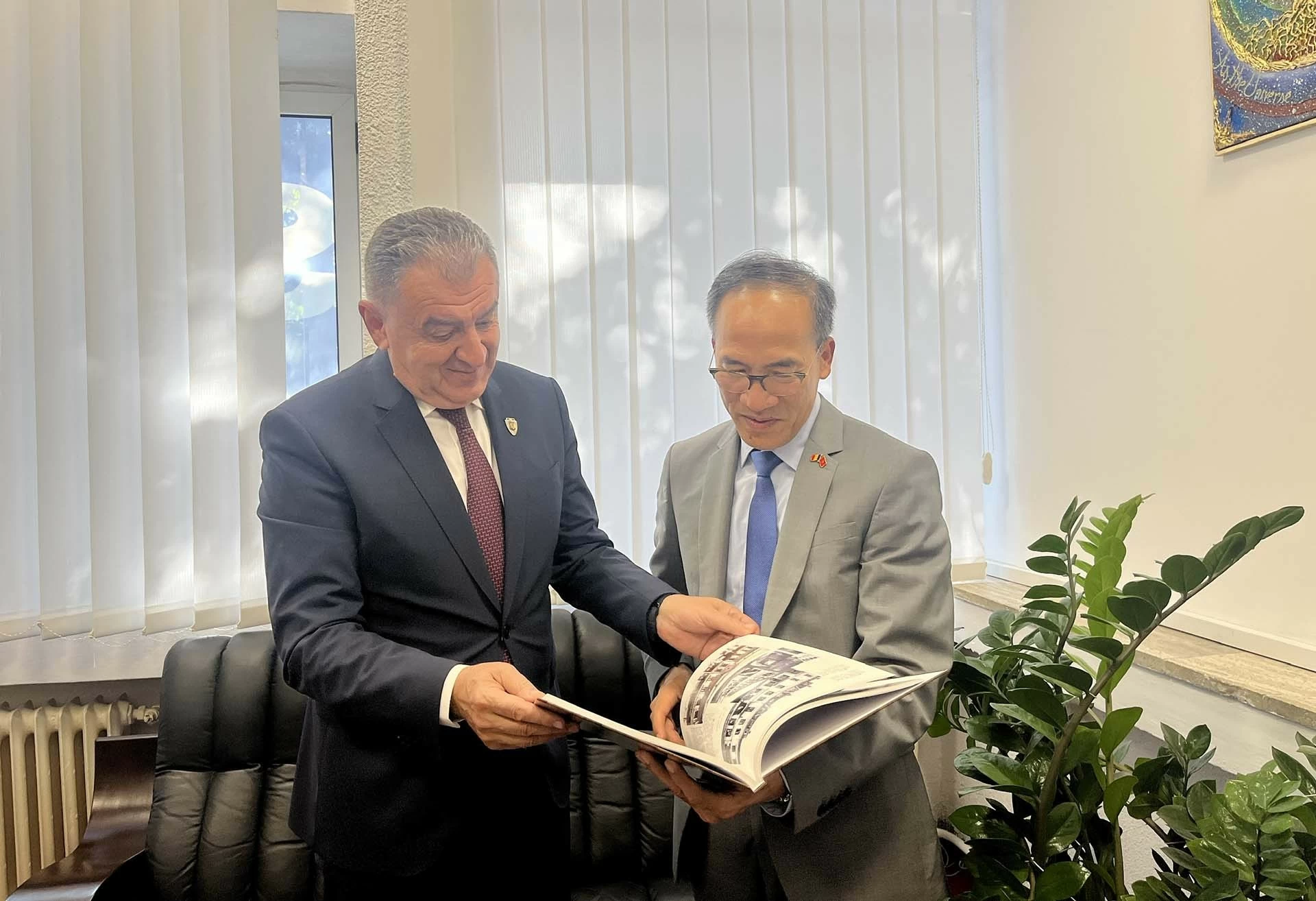 Thúc đẩy hợp tác trong nhiều lĩnh vực tại thành phố Pitești, Romania Thúc đẩy hợp tác trong nhiều lĩnh vực tại thành phố Pitești, Romania