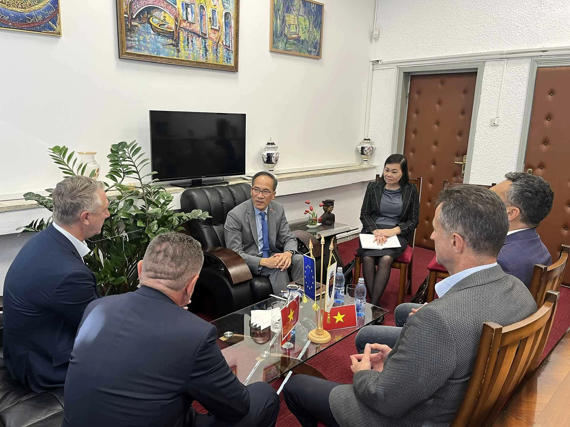 Thúc đẩy hợp tác trong nhiều lĩnh vực tại thành phố Pitești, Romania Thúc đẩy hợp tác trong nhiều lĩnh vực tại thành phố Pitești, Romania