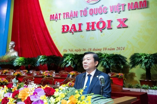 Phó Chủ tịch Ủy ban Trung ương MTTQ Việt Nam Nguyễn Hữu Dũng trình bày Báo cáo kiểm điểm hoạt động của Ủy ban Trung ương, Đoàn Chủ tịch và Ban Thường trực Ủy ban Trung ương Mặt trận Tổ quốc Việt Nam khóa IX. (Nguồn: VGP) Phó Chủ tịch Ủy ban Trung ương MTTQ Việt Nam Nguyễn Hữu Dũng trình bày Báo cáo kiểm điểm hoạt động của Ủy ban Trung ương, Đoàn Chủ tịch và Ban Thường trực Ủy ban Trung ương Mặt trận Tổ quốc Việt Nam khóa IX. (Nguồn: VGP)