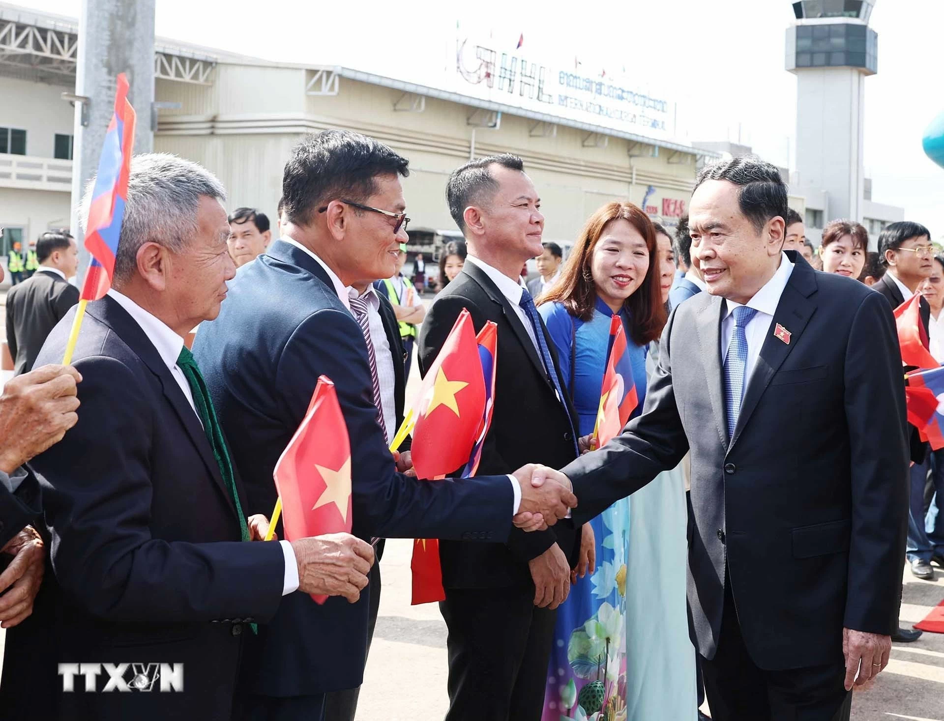 Chủ tịch Quốc hội Trần Thanh Mẫn đến thủ đô Vientiane, bắt đầu thăm chính thức Lào và tham dự AIPA-45 Chủ tịch Quốc hội Trần Thanh Mẫn đến thủ đô Vientiane, bắt đầu thăm chính thức Lào và tham dự AIPA-45