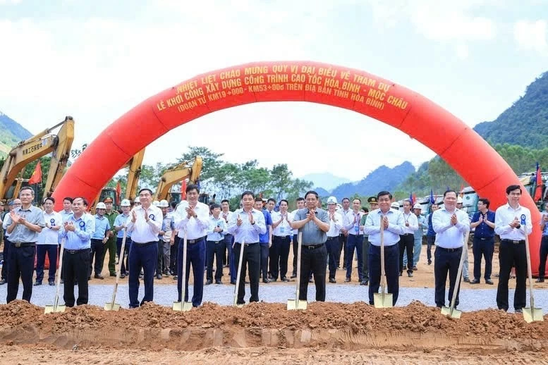 Thủ tướng Phạm Minh Chính dự lễ khởi công tuyến cao tốc Hoà Bình - Mộc Châu. (Ảnh: VGP) Thủ tướng Phạm Minh Chính dự lễ khởi công tuyến cao tốc Hoà Bình - Mộc Châu. (Ảnh: VGP)