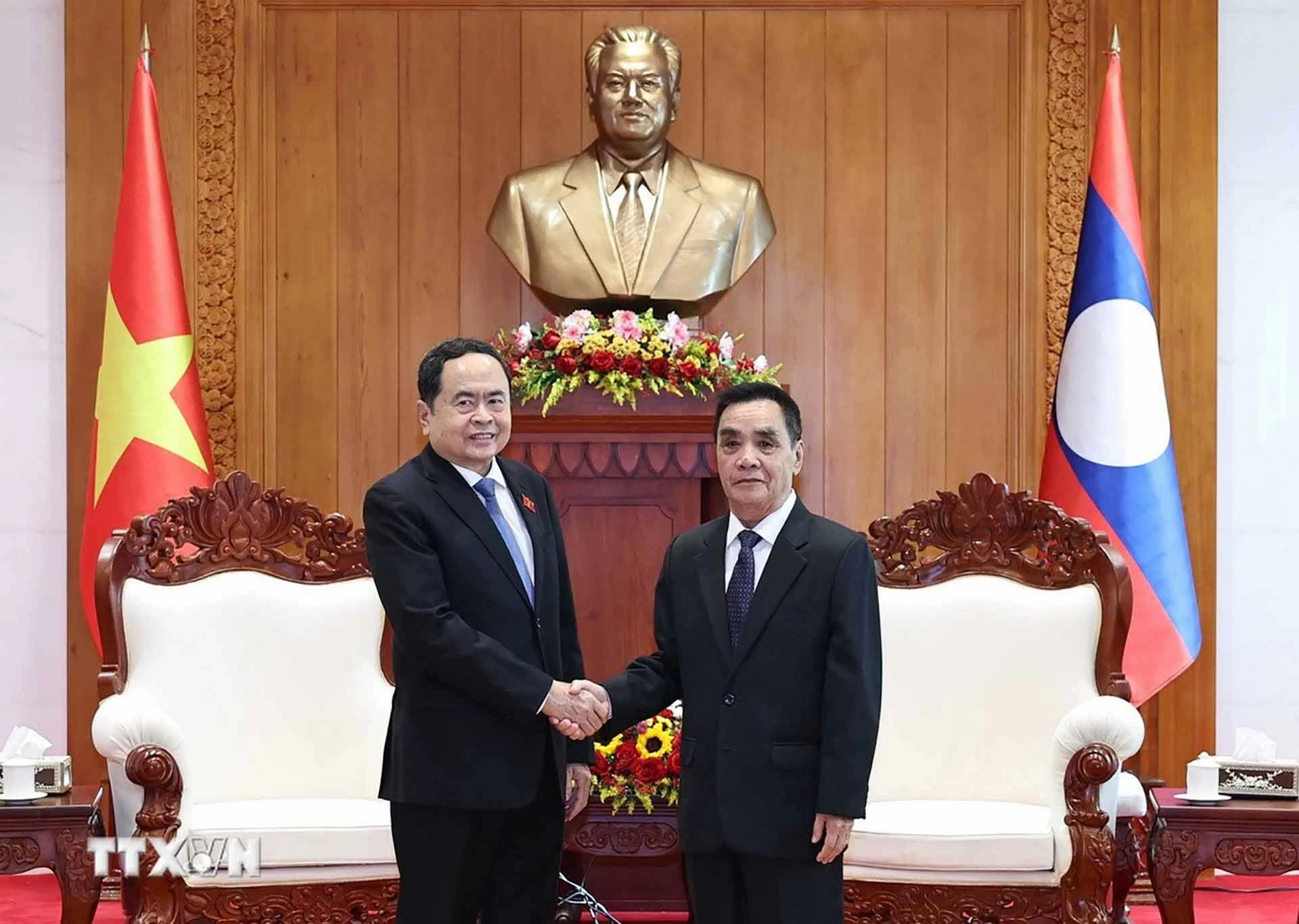 Chủ tịch Quốc hội Trần Thanh Mẫn gặp các đồng chí lãnh đạo, nguyên lãnh đạo của Lào Chủ tịch Quốc hội Trần Thanh Mẫn gặp các đồng chí lãnh đạo, nguyên lãnh đạo của Lào