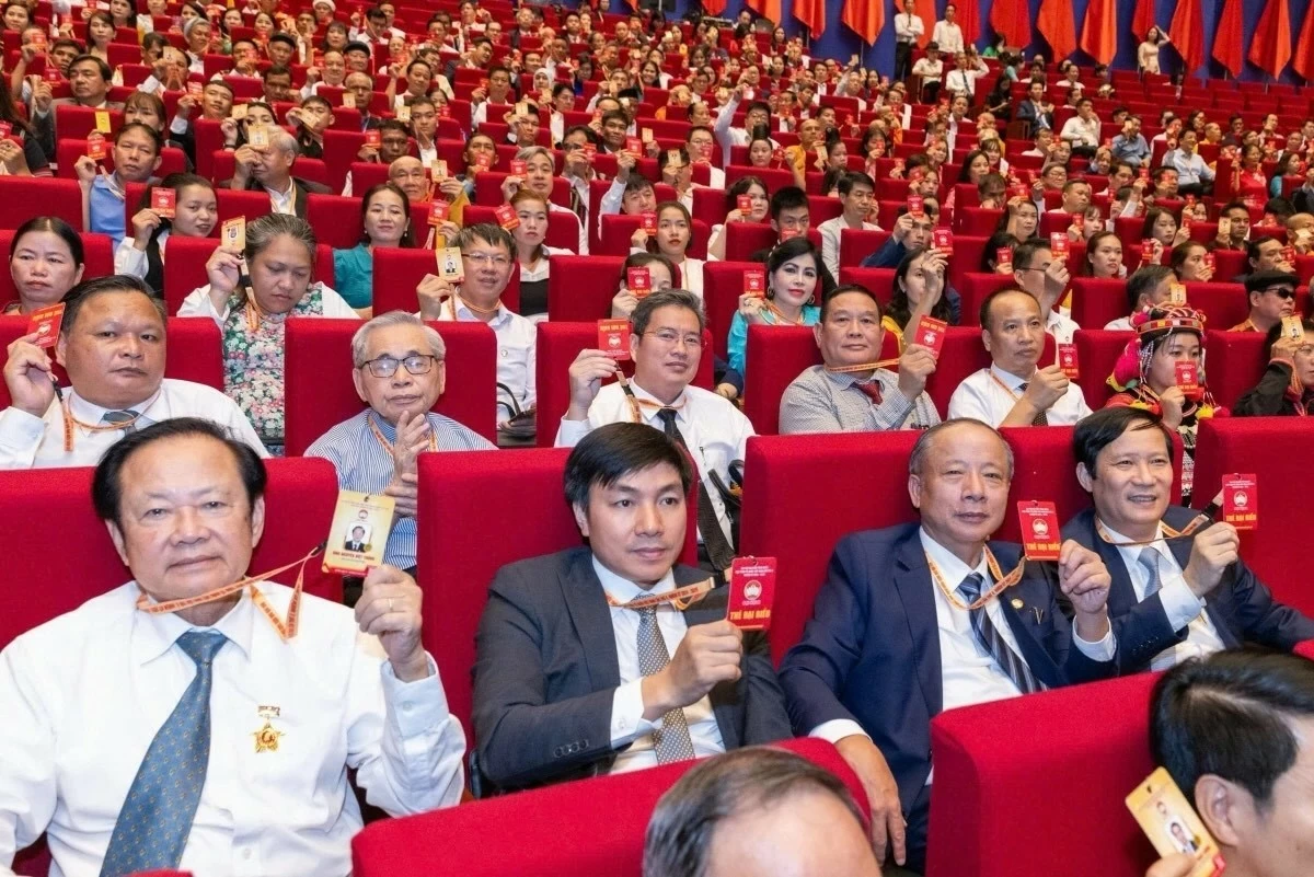 Các đại biểu biểu quyết thông qua danh sách 397 Ủy viên Ủy ban Trung ương Mặt trận Tổ quốc Việt Nam khóa X, nhiệm kỳ 2024 - 2029 tại Đại hội. (Nguồn: VOV) Các đại biểu biểu quyết thông qua danh sách 397 Ủy viên Ủy ban Trung ương Mặt trận Tổ quốc Việt Nam khóa X, nhiệm kỳ 2024 - 2029 tại Đại hội. (Nguồn: VOV)