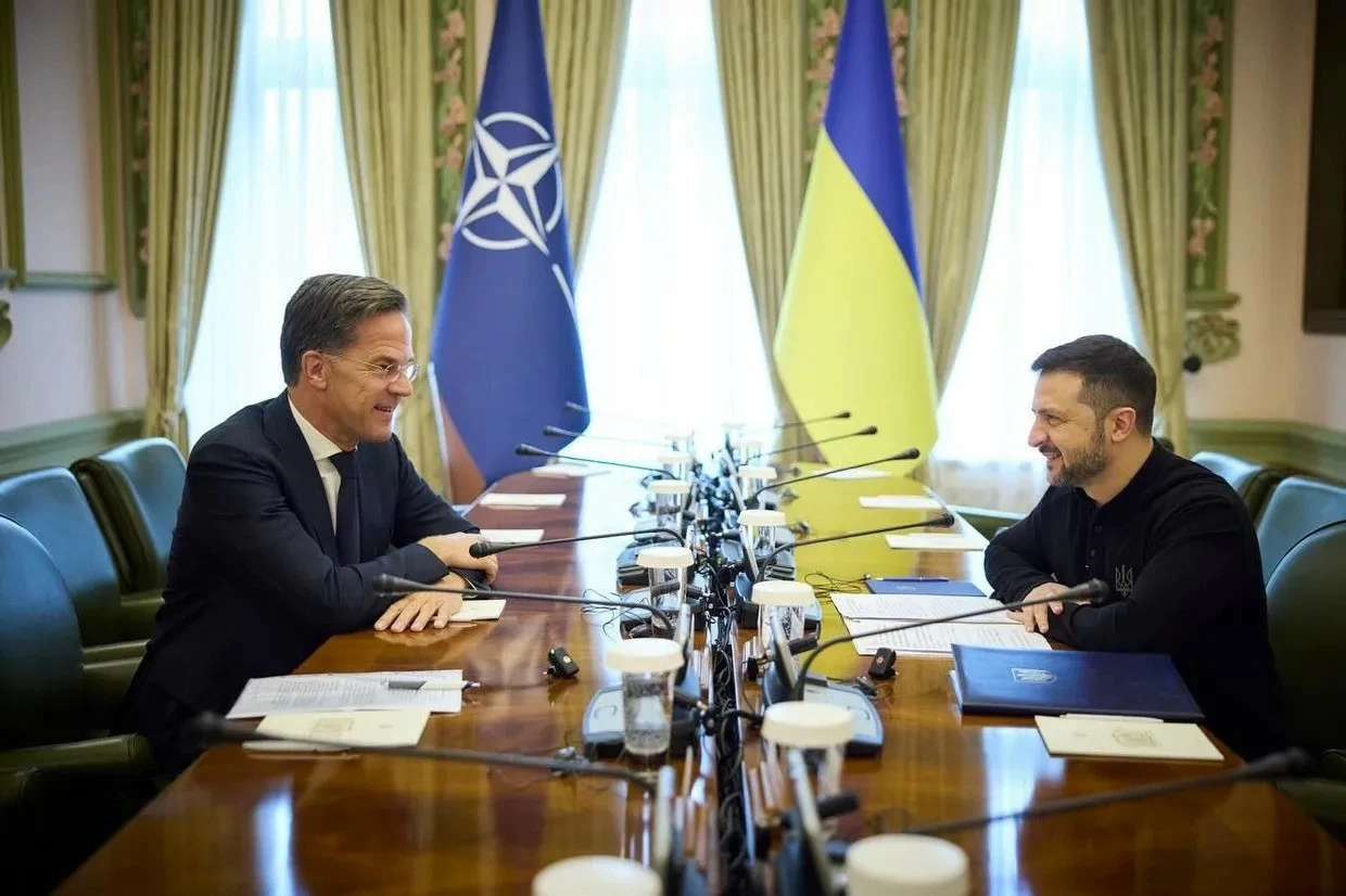 Tổng thư ký NATO Mark Rutte và Tổng thống Ukraine Volodymyr Zelensky trong cuộc họp tại Kiev vào ngày 3/10. Tổng thư ký NATO Mark Rutte và Tổng thống Ukraine Volodymyr Zelensky trong cuộc họp tại Kiev vào ngày 3/10.