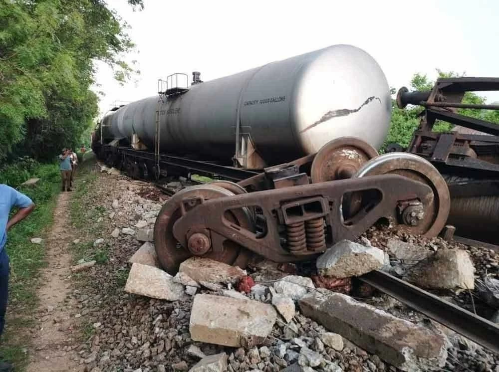 Sri Lanka: Tai nạn hy hữu tàu chở nhiên liệu va chạm với đàn voi hoang dã Sri Lanka: Tai nạn hy hữu tàu chở nhiên liệu va chạm với đàn voi hoang dã