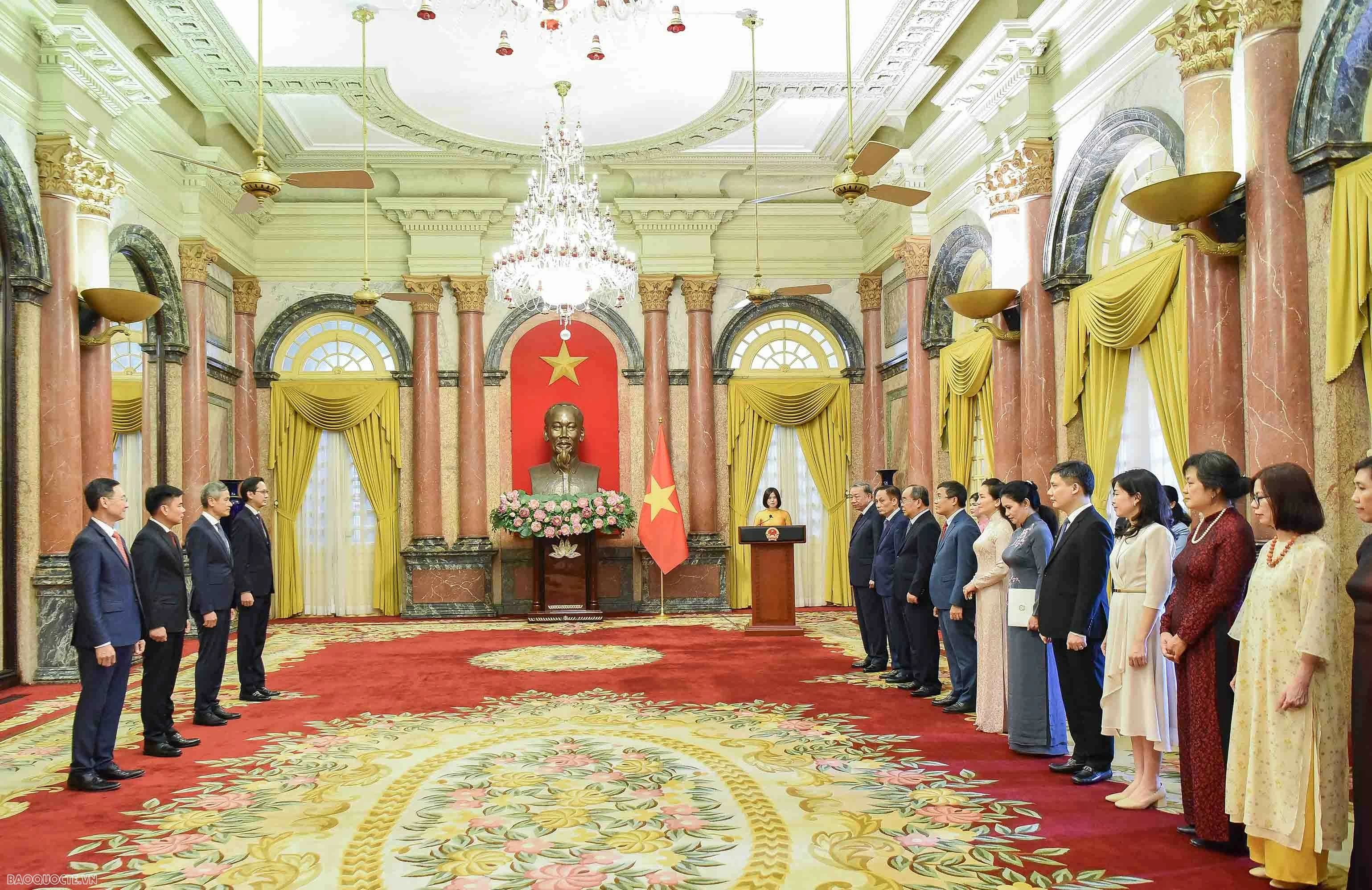 Tổng Bí thư, Chủ tịch nước trao quyết định bổ nhiệm 4 Đại sứ, Trưởng đại diện Việt Nam ở nước ngoài Tổng Bí thư, Chủ tịch nước trao quyết định bổ nhiệm Đại sứ, Trưởng đại diện Việt Nam ở nước ngoài